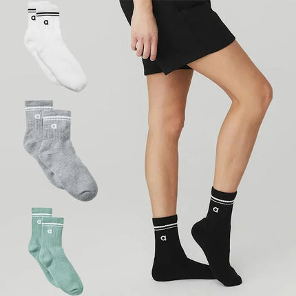4 Pairs Fashion Alphabet Printed Yoga Mid Tube Socks Unisex Pure Cotton Sweat Absorbing Breathable Classic Outdoor Leisure Daily